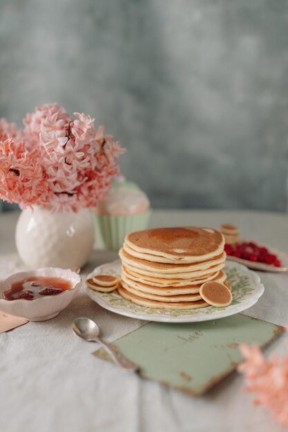 crêpes pour le petit déjeuner faites maison avec de la confiture ou du miel