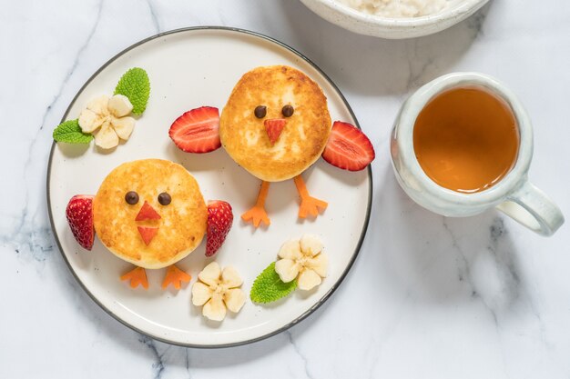 Crêpes à la ricotta oiseaux pour le petit-déjeuner des enfants