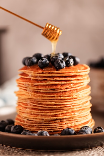 Crêpes rondes américaines au miel et aux bleuets