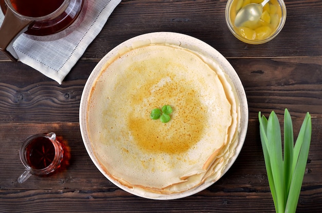 crêpes rondes fines au sirop d'érable sur la table à plat