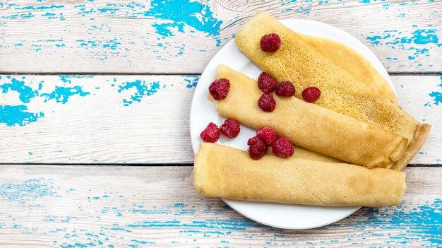 Crêpes roulées à la framboise sur l'assiette Vue de dessus