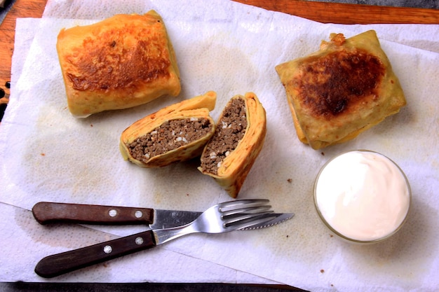 Crêpes russes traditionnelles ou blinis au lait caillé. Pancakes fourrés au cœur ou à la viande hachée