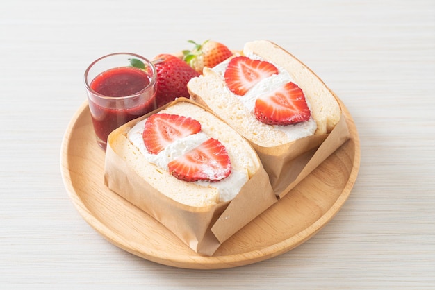 Crêpes sandwich fraise crème fraîche sur plaque de bois