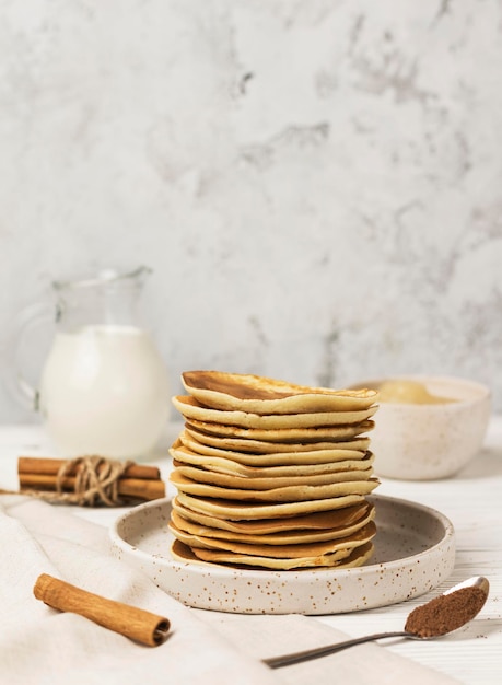 Crêpes savoureuses faites maison sur plaque