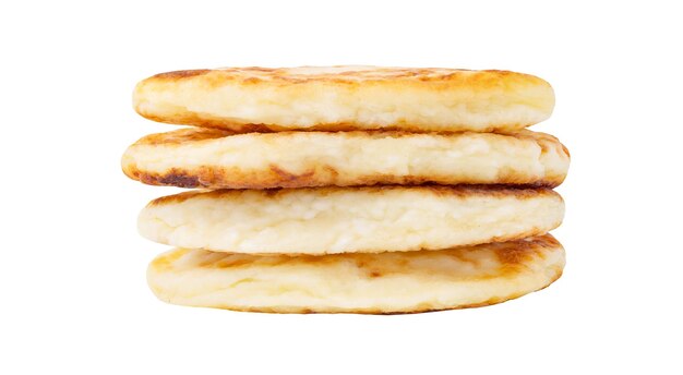 Les crêpes sont empilées isolées sur fond blanc avec un tracé de détourage