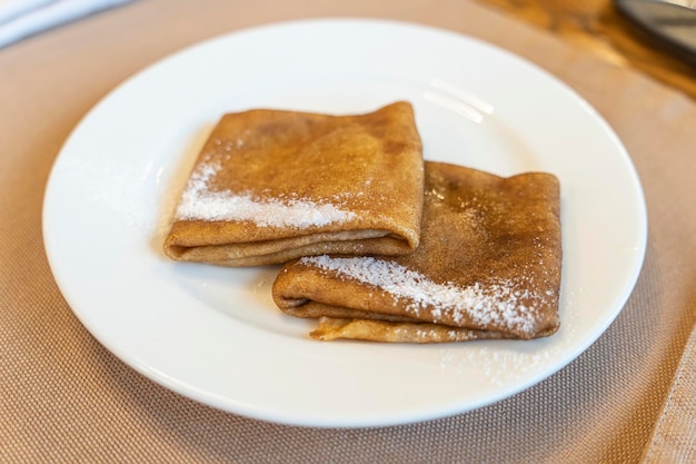 Les crêpes sont empilées sur la vue de dessus de la plaque blanche