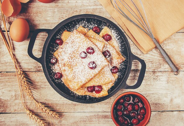 Les crêpes sont faites maison. Crêpes. Mise au point sélective. Aliments