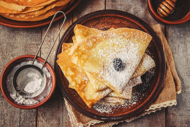 Les crêpes sont faites maison. Crêpes. Mise au point sélective. Aliments