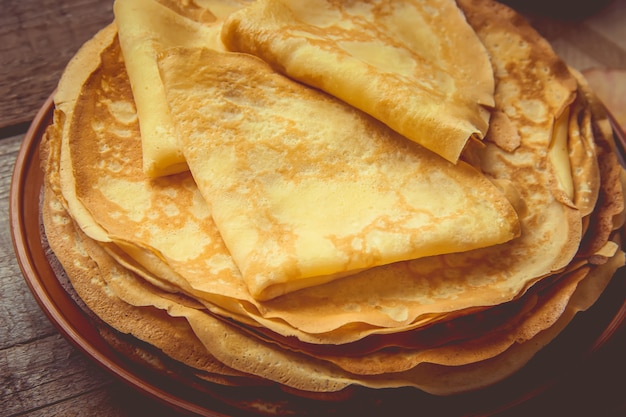 Les crêpes sont faites maison. Crêpes. Mise au point sélective. Aliments