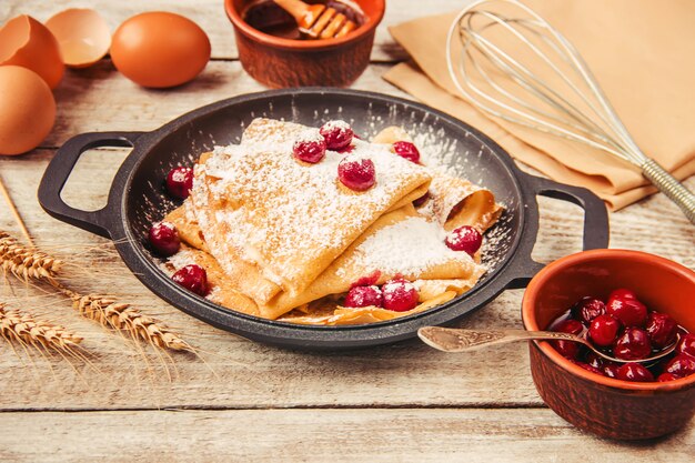 Les crêpes sont faites maison. Crêpes. Mise au point sélective. Aliments