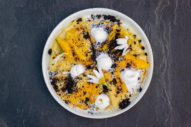 Crêpes sucrées à la crème glacée au chocolat et à l'orange servies sur une assiette blanche Petit-déjeuner sain et savoureux