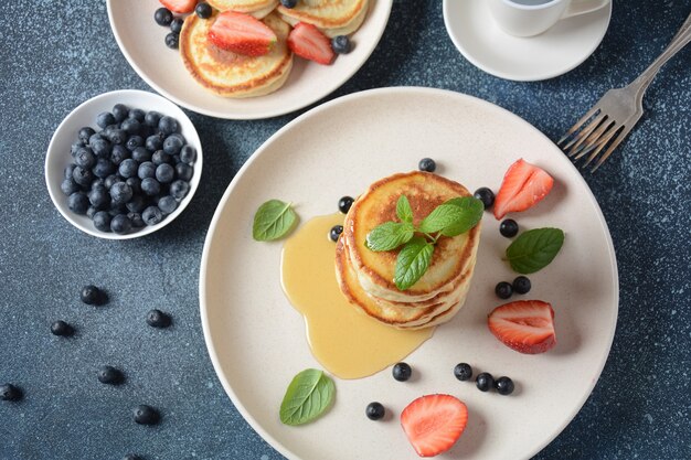 Crêpes sucrées enveloppées de myrtilles fraîches fraises à la menthe