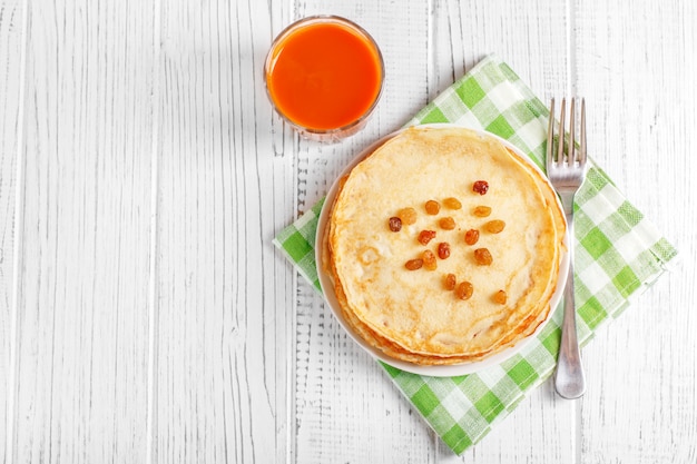 Crêpes Sucrées Avec Des Raisins Secs Et Du Jus.