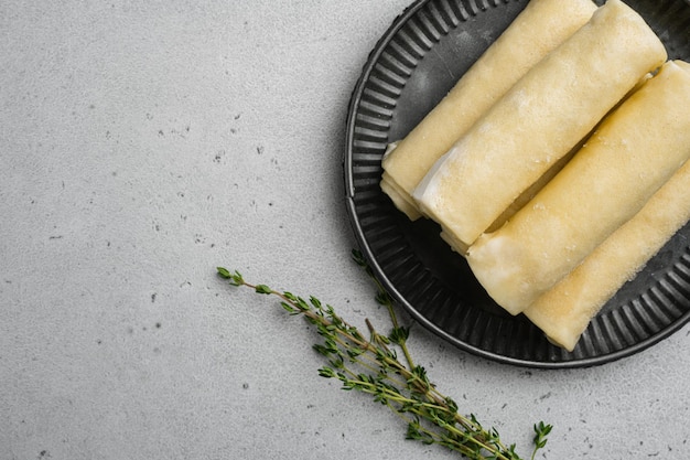 Crêpes surgelées avec de la viande sur fond de table en pierre grise vue de dessus à plat avec espace de copie pour le texte