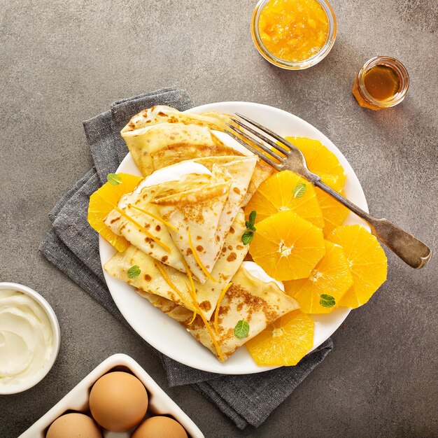 Photo crêpes suzette avec des oranges