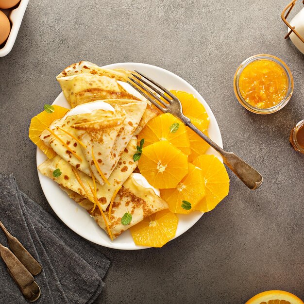 Crêpes suzette avec des oranges