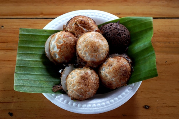 Crêpes thaïlandaises à la noix de coco, dites Kanom Krok, les aliments de rue les plus populaires en Thaïlande