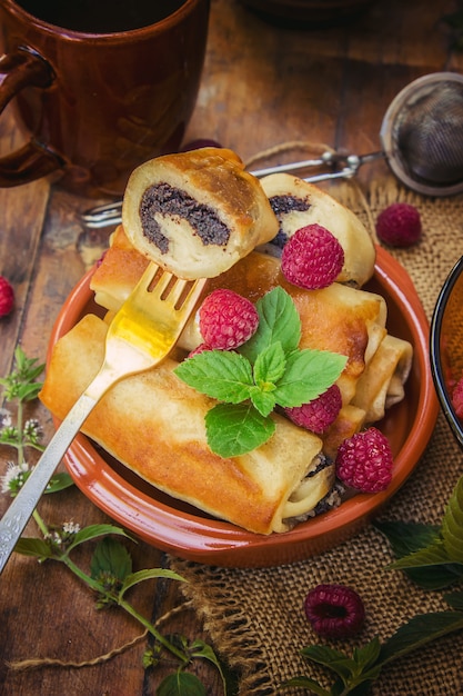 Crêpes et thé sur un fond en bois. Mise au point sélective.