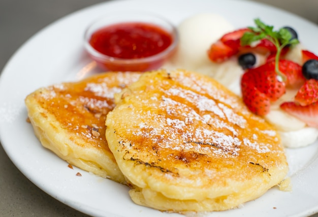 crêpes traditionnelles aux fraises et crème glacée à la vanille