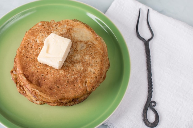 Les crêpes de vacances de Maslenitsa avec de la crème aigre sur la table La tradition russe