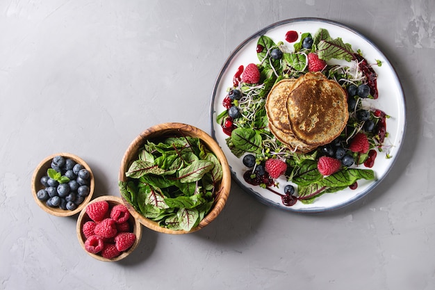 Crêpes végétaliennes avec des légumes verts