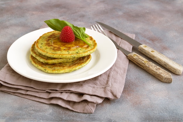 Crêpes végétariennes aux épinards avec framboises et miel.