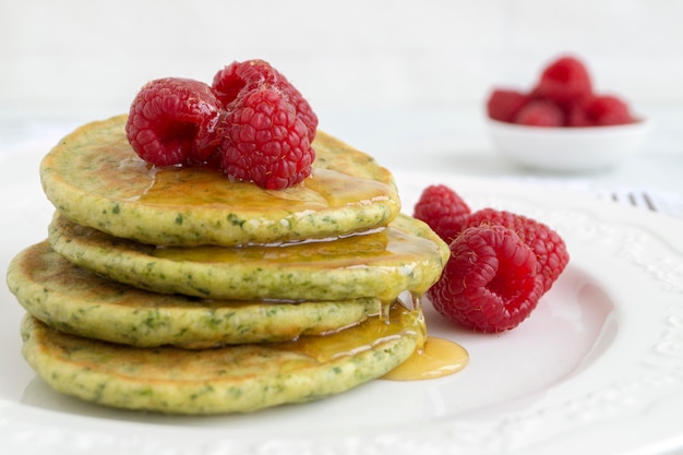 Crêpes végétariennes aux épinards avec framboises et miel.