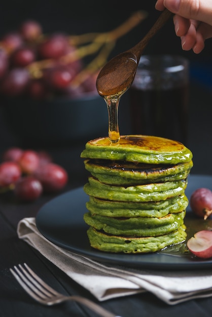 Crêpes vertes au thé matcha ou aux épinards, miel habillé et raisins rouges