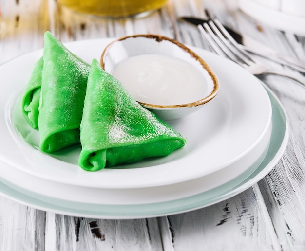 Crêpes vertes de la vue de dessus d'épinards