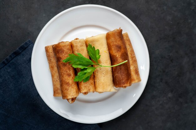 Crêpes à la viande sur une assiette blanche