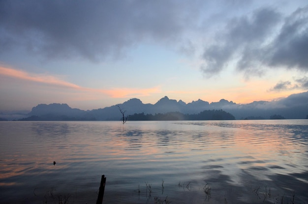 Crépuscule au parc national de Khao Sok à Surat Thani en Thaïlande