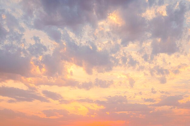 Crépuscule avec ciel nuageux le soir