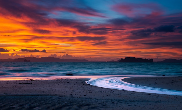 Crépuscule coucher du soleil à la plage.