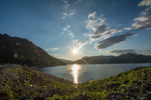 Crépuscule du lever du soleil au barrage de Khundanprakanchon à Nakornnayok, Thaïlande.