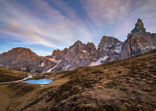 Crépuscule du soir automne scène de montagne des Dolomites alpines Trento Italie Lake ou Laghetto Baita Segantini view