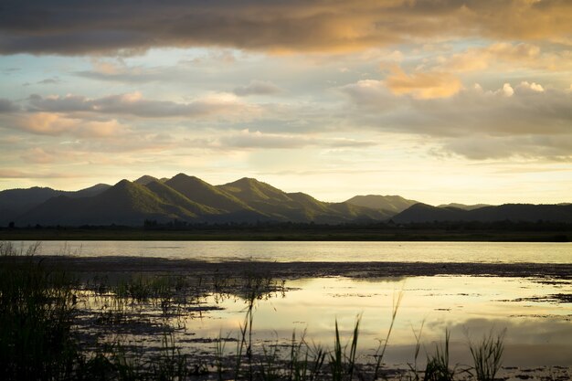 Crépuscule sur le lac et la montagne