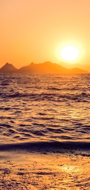 Crépuscule nature et concept de vacances à la plage vintage coucher de soleil d'été sur les mers de la côte de la mer méditerranée...