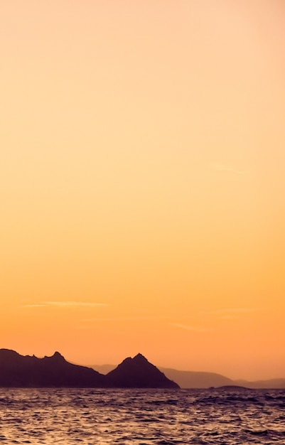 Crépuscule de la nature et concept de vacances à la plage vintage coucher de soleil d'été sur les mers de la côte de la mer méditerranée...