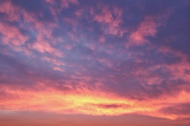 Crépuscule nuageux coloré beau ciel paysage urbain coucher de soleil et lever du soleil du matin Soirée dramatique nuit