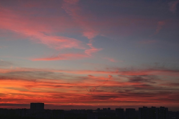 Crépuscule nuageux coloré beau ciel paysage urbain coucher de soleil et lever du soleil du matin. Soirée dramatique