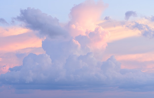 Crépuscule pastel gros nuage et fond de ciel bleu