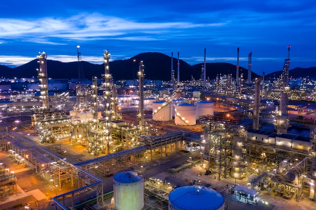 Crépuscule paysage raffinerie de pétrole et de gaz de nuit vue aérienne