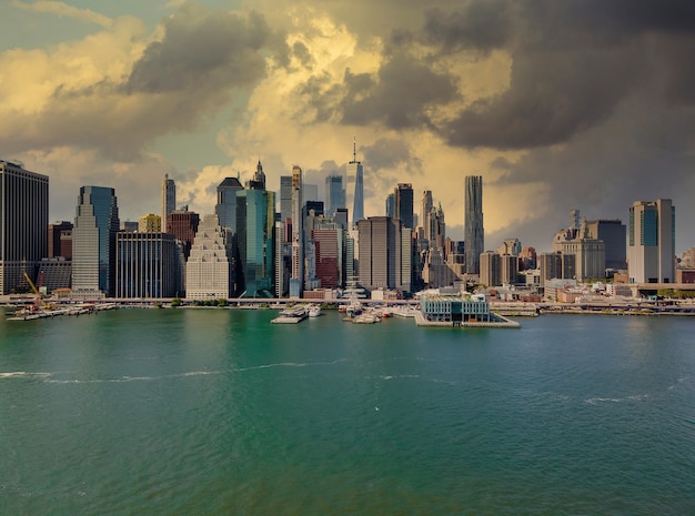 Crépuscule sur les toits de Manhattan sur l'East River à New York