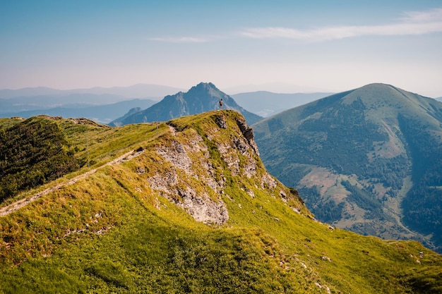 Crête au-dessus des montagnes slovaques mala fatra Randonnée dans le paysage des montagnes slovaques Voyageur touristique Parc national de Mala Fatra Rozsutec et pic Stoh