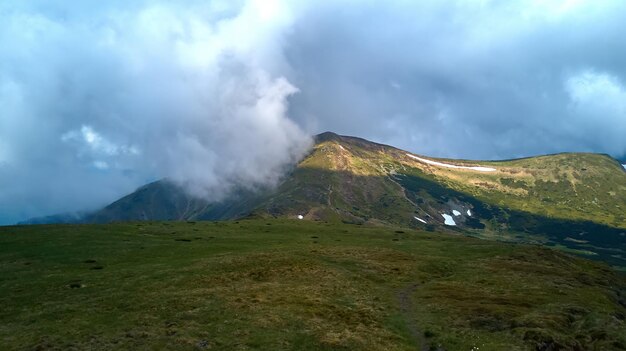 Crête de montagne avec des affleurements rocheux Vue panoramique depuis le sommet de la crête sur fond de vallée Montagnes des Carpates