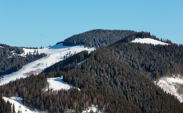 Crête de montagne d'hiver de matin