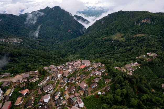 La crête de la montagne et les nuages dans la forêt de brousse de la jungle rurale Ban Phahee Province de Chiang Rai en Thaïlande