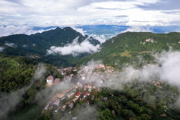 La crête de la montagne et les nuages dans la forêt de brousse de la jungle rurale Ban Phahee Province de Chiang Rai en Thaïlande