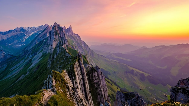 La crête de la montagne Schaeffler suisse Alpstein Appenzell Suisse une crête du majestueux sommet de Schaeffler