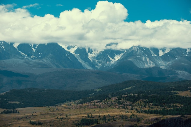 Crête de Northchui dans les montagnes de l'altaï en russie